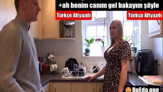 Mutfaktan Çıkmayan Tombul Üvey Teyzesine Önce Güzel Söz Söylüyor Sonra Domaltıp Sikiyor