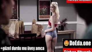 18’lik Sarışın Kız Üvey Babası ve Manevi Amcası Tarafından Sikiliyor
