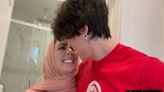 Evli Türbanlı Arap Kadına Lütuf Gibi Bir Sikiş Yaşatıyor