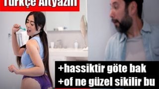 Kızının Seksi Arkadaşını Banyoda Dikizleyip 31 Çekerken Yakalanıyor
