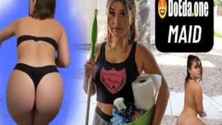 Annemin Ayarladığı Genç Temizlikçi Evi Temizlerken Çok Terlemiş Soyunmak İstedi