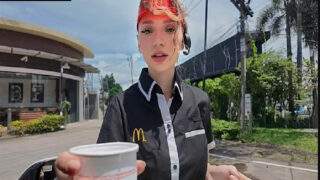 Emekçi McDonald’s Çalışanı Siparişi Yanlış Getirdiği İçin Kendi Yöntemiyle Telafi Etmek İstiyor