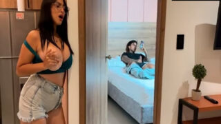 Üvey Erkek Kardeşim Odasında Mastürbasyon Yaparken Bende İzleyip Orgazm Oldum