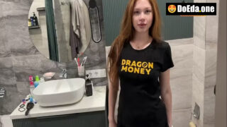 Tuvaletin Bozuk Kapısı Yüzünden İşerken Üvey Abime Yakalandım Oda Yüzüme Fışkırttı