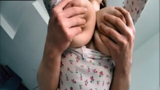 Haddinden Fazla Büyük Göğüslerini Avuçlayınca Üvey Ablam Kendinden Geçip Yalattı