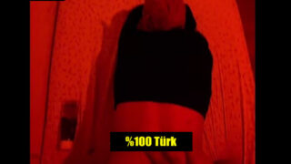 Loş Işıkta Türbanlı Sevgilimin Dermansız Hastalığına Şifa Arayıp İyileştirmeye Çalışıyorum