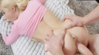 Minyon Üvey Kızım Küçük Boyuyla Büyük Aletin Peşine Düşmüş Kucakta Zıplarken Boşalıyor