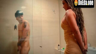 Üvey Annem Duşta Penisimin Boyutuyla Dalga Geçiyor Canı Sikişmek İstiyor