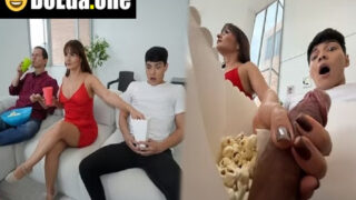 Ailecek Film İzlerken Üvey Annem Gözü Mısırın İçindeki Penisime Dikti Gizlice İçti