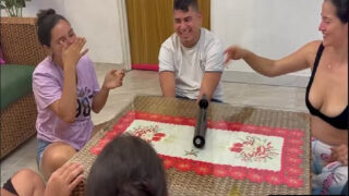 Şişe Çevirme Oyununda Şişe Masada Durduğu Gibi Durmadı Komşumun Kocası Bana İtinayla Bastı