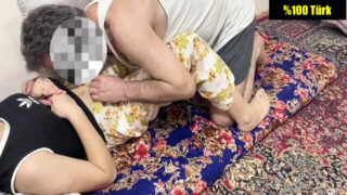 Bahçeyi Belledikten Sonra Merkeze Giden Amcasının Karısını Ellemeye Giden Azgın Yeğen