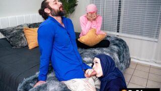 Evde Kimse Yokken Kuduran Türbanlı Kızlar Yabancı Adamla Saksoyu Öğreniyor