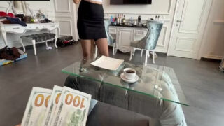 Kahvemi Getiren Görevli Personel Ekstra Dolarları Görünce Görevi Suistimal Edip Bacaklarını Açıyor