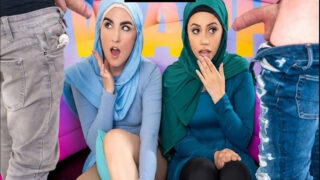 Tesettürlü Kuzenler İnternetten Tanıştıkları Oğlanı Eve Çağırıyor Grupça Seks Yaşanıyor