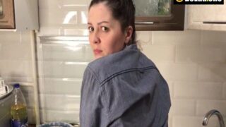 Yengesi Hakkında Bildiği Sır Sayesinde Dilediği Gibi Sikebiliyor