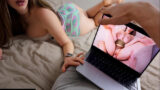 Sözlümün Yanında Porno İzlerken Yakalanınca Acıyıp Bir Kerelik Sikiş İçin İzin Veriyor